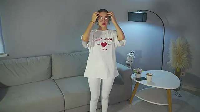 Snapshot of MargMelson chatting on 12.04.25 MargMelson online show from 12.04.25