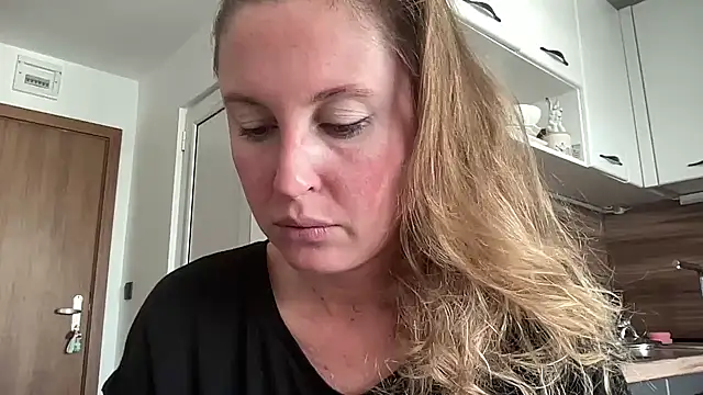 Snapshot of Ameli8 chatting on 11.13.25 Ameli8 online show from 11.13.25