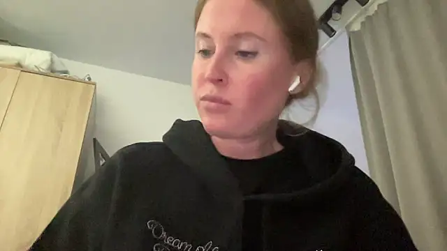 Snapshot of Ameli8 chatting on 11.28.25 Ameli8 online show from 11.28.25