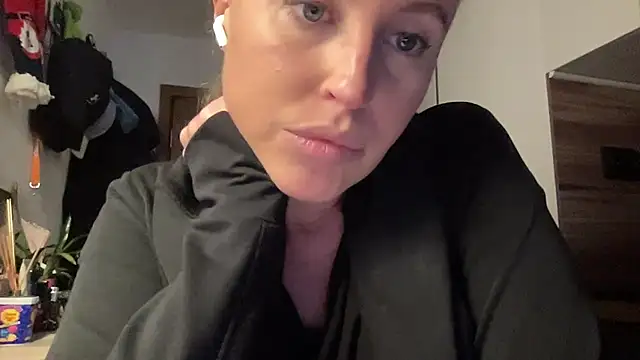 Snapshot of Ameli8 chatting on 12.14.25 Ameli8 online show from 12.14.25