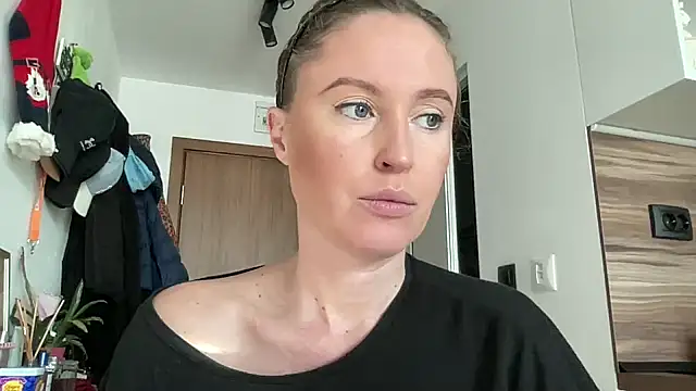 Snapshot of Ameli8 chatting on 12.15.25 Ameli8 online show from 12.15.25