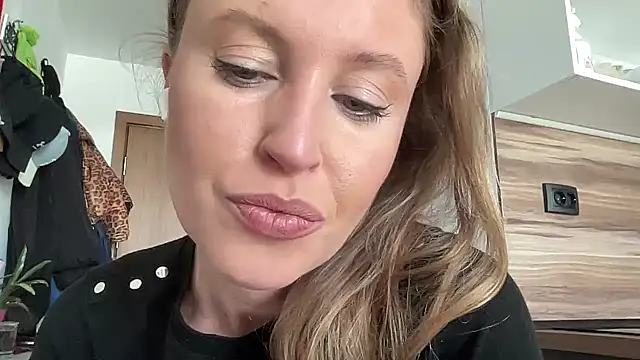 Snapshot of Ameli8 chatting on 12.17.25 Ameli8 online show from 12.17.25