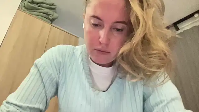 Snapshot of Ameli8 chatting on 12.19.25 Ameli8 online show from 12.19.25