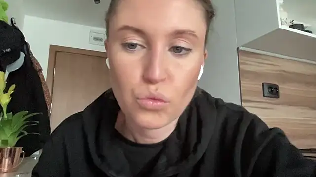 Snapshot of Ameli8 chatting on 12.22.25 Ameli8 online show from 12.22.25