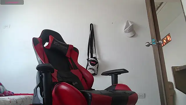 Snapshot of thebesthot chatting on 11.18.25 thebesthot online show from 11.18.25