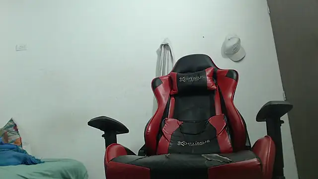 Snapshot of thebesthot chatting on 11.22.25 thebesthot online show from 11.22.25
