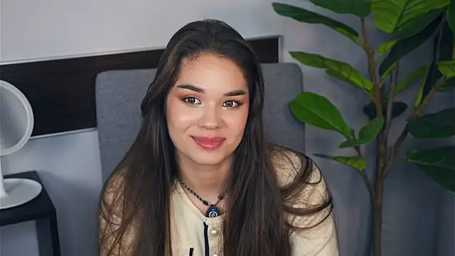 Snapshot of JanelKofron chatting on 11.08.25 JanelKofron online show from 11.08.25