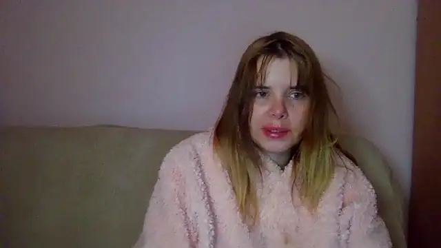 Snapshot of HornyElena chatting on 11.19.25 HornyElena online show from 11.19.25