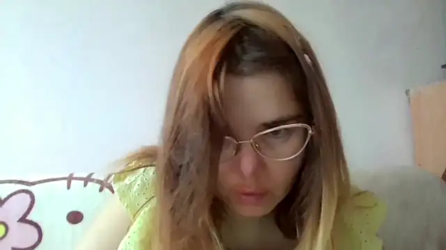 Snapshot of HornyElena chatting on 11.23.25 HornyElena online show from 11.23.25