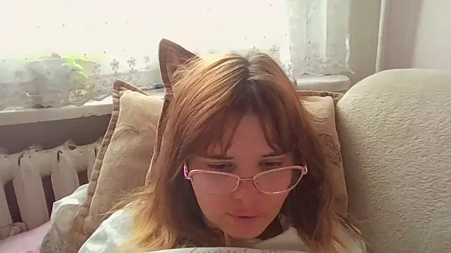 Snapshot of HornyElena chatting on 11.29.25 HornyElena online show from 11.29.25