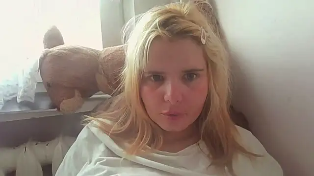 Snapshot of HornyElena chatting on 06.20.26 HornyElena online show from 06.20.26