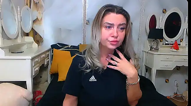 Snapshot of xplayfullblondexx chatting on 01.13.25 xplayfullblondexx online show from 01.13.25