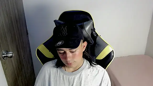 Snapshot of Tatann_18 chatting on 11.10.25 Tatann 18 online show from 11.10.25