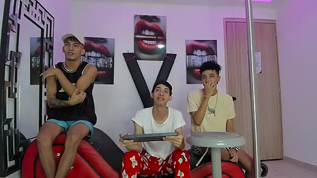 Snapshot of SUCKING_LOVERS chatting on 11.11.25 SUCKING LOVERS online show from 11.11.25