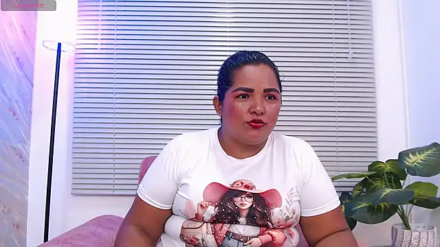 Snapshot of Lunaa_Milf chatting on 11.11.25 Lunaa Milf online show from 11.11.25