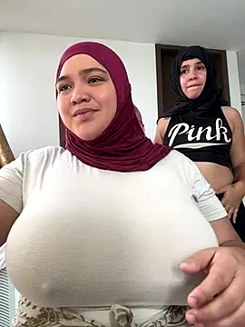 Snapshot of sweetmuslim01 chatting on 12.13.25 sweetmuslim01 online show from 12.13.25