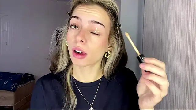 Snapshot of NKaaCroos chatting on 11.17.25 NKaaCroos online show from 11.17.25