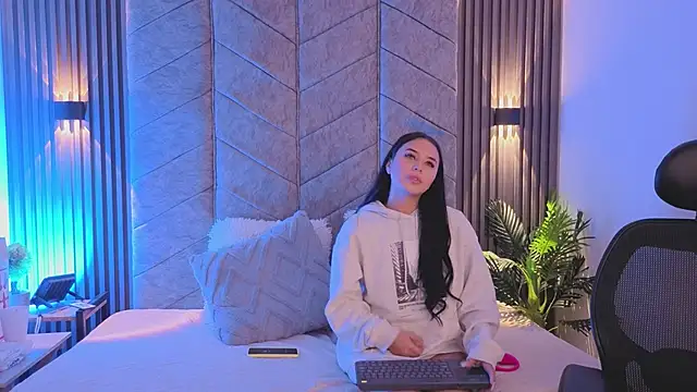 AuroraLanee  online show from 11.17.25