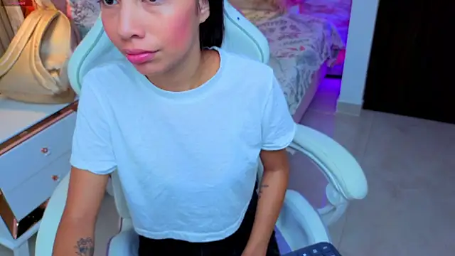 Nia maiden online show from 11.12.25