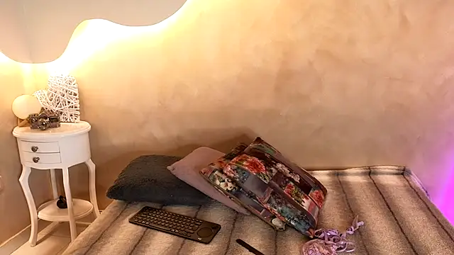 BellaRooux online show from 01.08.26