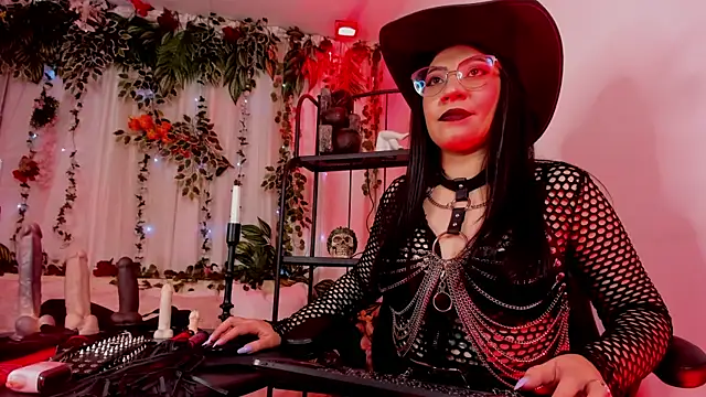 Halley Ravenn online show from 04.15.26