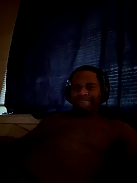 Snapshot of CrookedBeaut chatting on 11.30.25 CrookedBeaut online show from 11.30.25