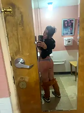 Snapshot of ValayaNoire chatting on 11.09.25 ValayaNoire online show from 11.09.25