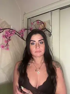 Snapshot of ValayaNoire chatting on 12.17.25 ValayaNoire online show from 12.17.25