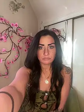 Snapshot of ValayaNoire chatting on 12.17.25 ValayaNoire online show from 12.17.25