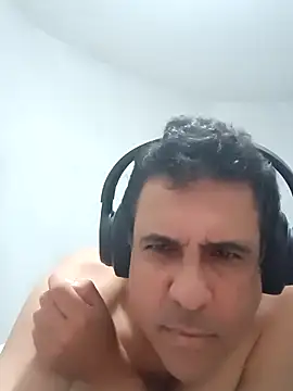 Snapshot of Lupercinio chatting on 11.19.25 Lupercinio online show from 11.19.25