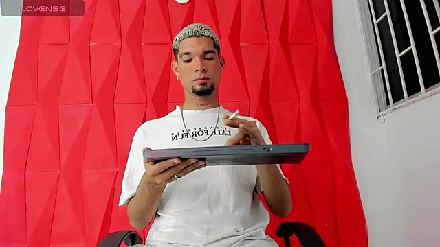 Snapshot of Carlitos_sexy chatting on 11.12.25 Carlitos sexy online show from 11.12.25