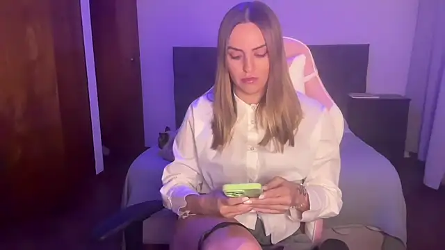 Snapshot of MiaGlows chatting on 11.25.25 MiaGlows online show from 11.25.25