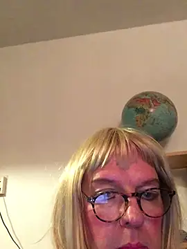 Snapshot of simone_xdressing chatting on 12.22.24 simone xdressing online show from 12.22.24