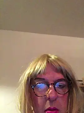 Snapshot of simone_xdressing chatting on 01.05.25 simone xdressing online show from 01.05.25