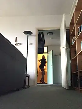 Snapshot of simone_xdressing chatting on 01.05.25 simone xdressing online show from 01.05.25