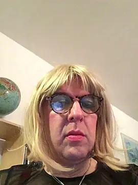 Snapshot of simone_xdressing chatting on 02.10.25 simone xdressing online show from 02.10.25