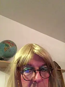 Snapshot of simone_xdressing chatting on 02.26.25 simone xdressing online show from 02.26.25