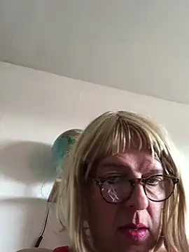 Snapshot of simone_xdressing chatting on 03.15.25 simone xdressing online show from 03.15.25