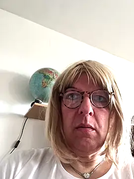 Snapshot of simone_xdressing chatting on 09.28.25 simone xdressing online show from 09.28.25