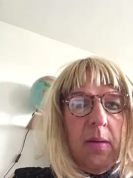 Snapshot of simone_xdressing chatting on 10.03.25 simone xdressing online show from 10.03.25