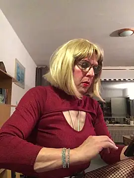 Snapshot of simone_xdressing chatting on 10.19.25 simone xdressing online show from 10.19.25