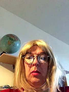 Snapshot of simone_xdressing chatting on 11.23.25 simone xdressing online show from 11.23.25