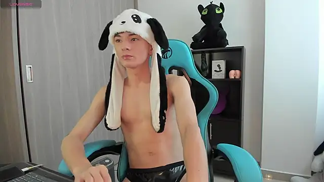 Snapshot of RYO_BLEU_ chatting on 05.21.26 RYO BLEU online show from 05.21.26