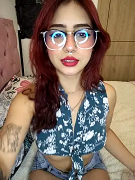 Snapshot of Sarah_Lark- chatting on 11.12.25 Sarah Lark- online show from 11.12.25