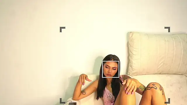 scarlethsaenz  online show from 11.12.25