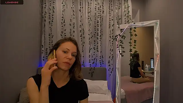 Snapshot of Vanilla-Dream chatting on 11.14.25 Vanilla-Dream online show from 11.14.25