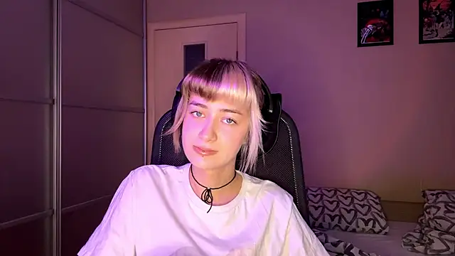 EmilySkyline online show from 11.12.25