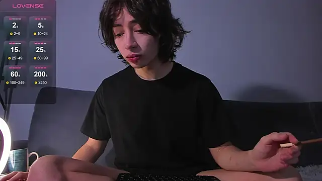 Snapshot of AlanReckless chatting on 12.04.25 AlanReckless online show from 12.04.25