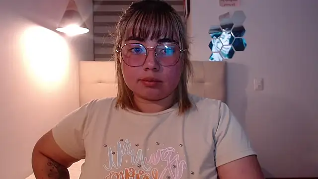 YiniBelle online show from 11.26.25