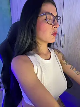 Snapshot of Cristal_Cerati_ chatting on 11.27.25 Cristal Cerati online show from 11.27.25